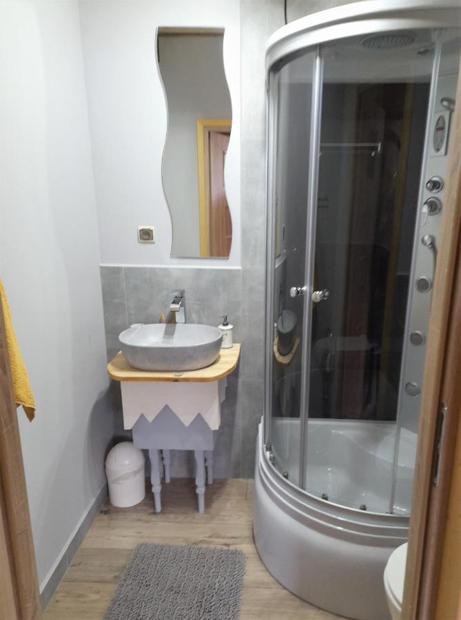 Chochlik Hotel Ustrzyki Dolne Buitenkant foto